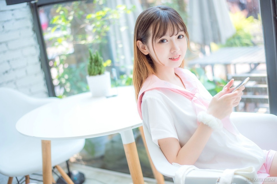 戏，这么演，叫戏，那么演，也叫戏，这一场下了，那一场上来，看戏的，是自己，上台的，也是自己。你是自由的，你有权利以自己的方式表达自己的路。他人喜不喜欢你走出来的路，不是你的事情，因为，毕竟，你没有强迫任何人。